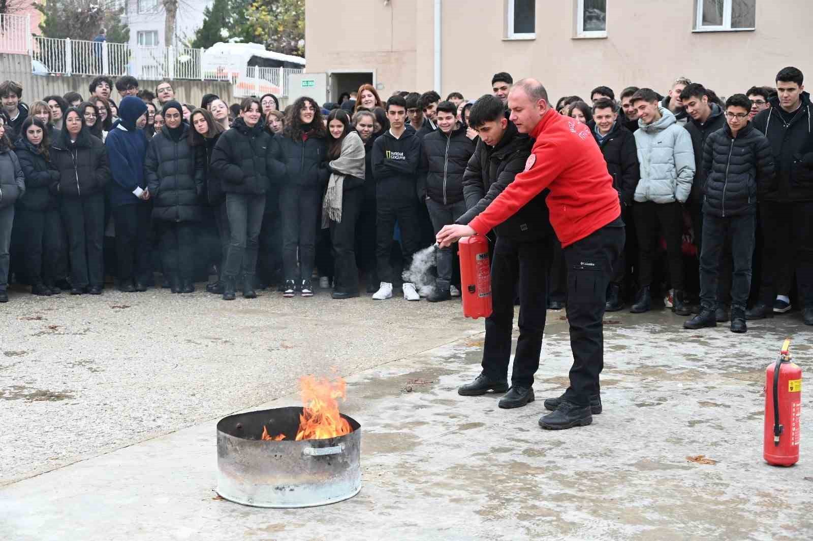 Boz&uuml;y&uuml;k&rsquo;te Kumral Abdal Anadolu Lisesi &ouml;ğrencilerine yangın eğitimi

