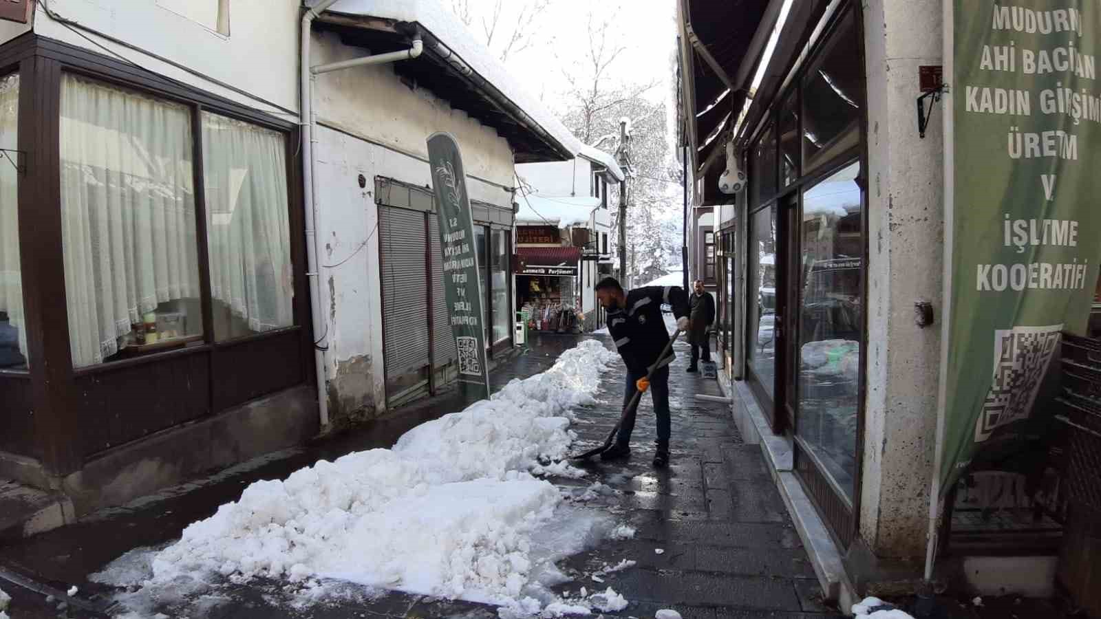 Kar kalınlığı 40 santimetre olmuştu, il&ccedil;ede temizlik başladı
