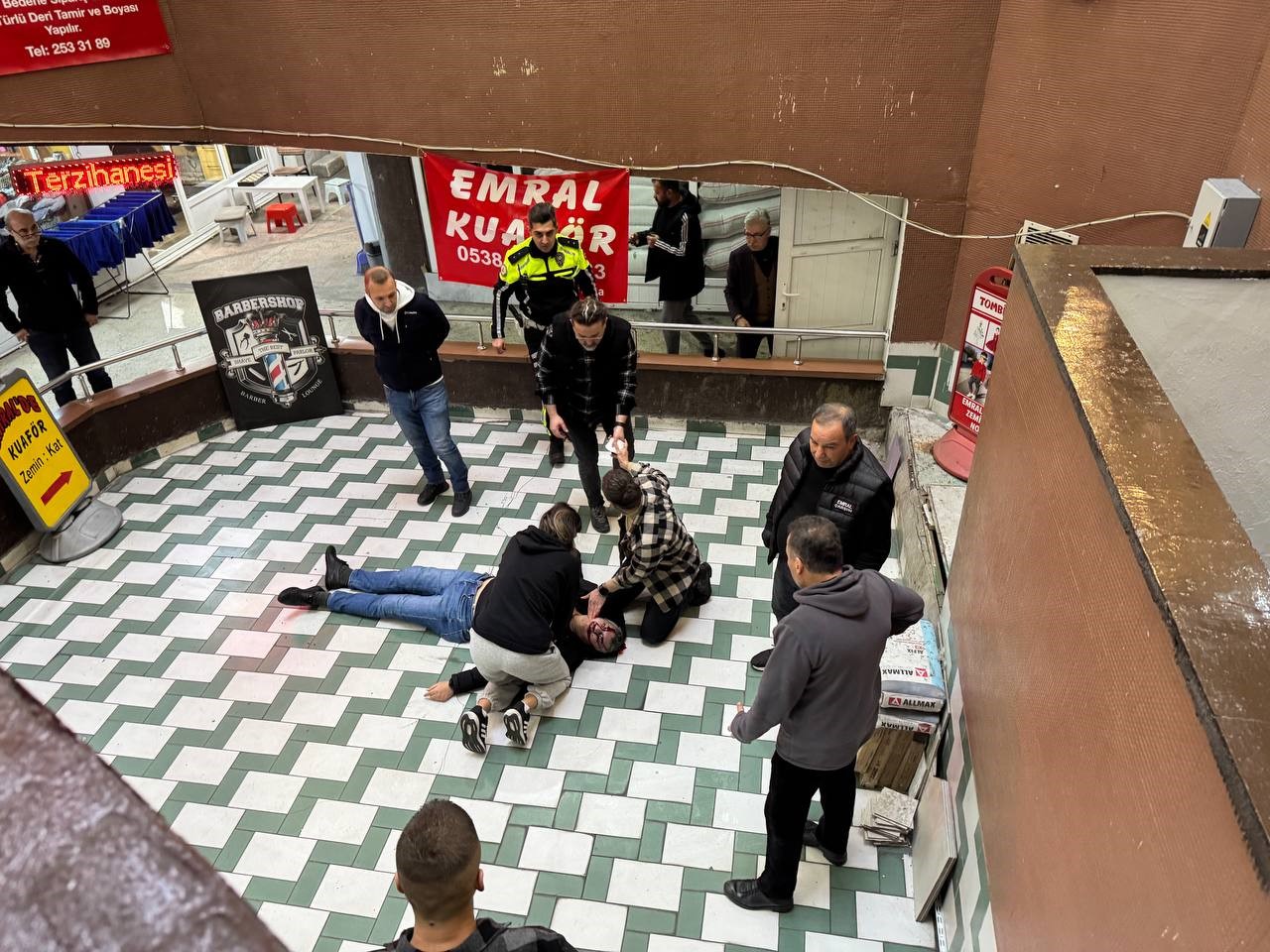 Alışveriş merkezinde kendini &uuml;&ccedil;&uuml;nc&uuml; kattan boşluğa bıraktı
