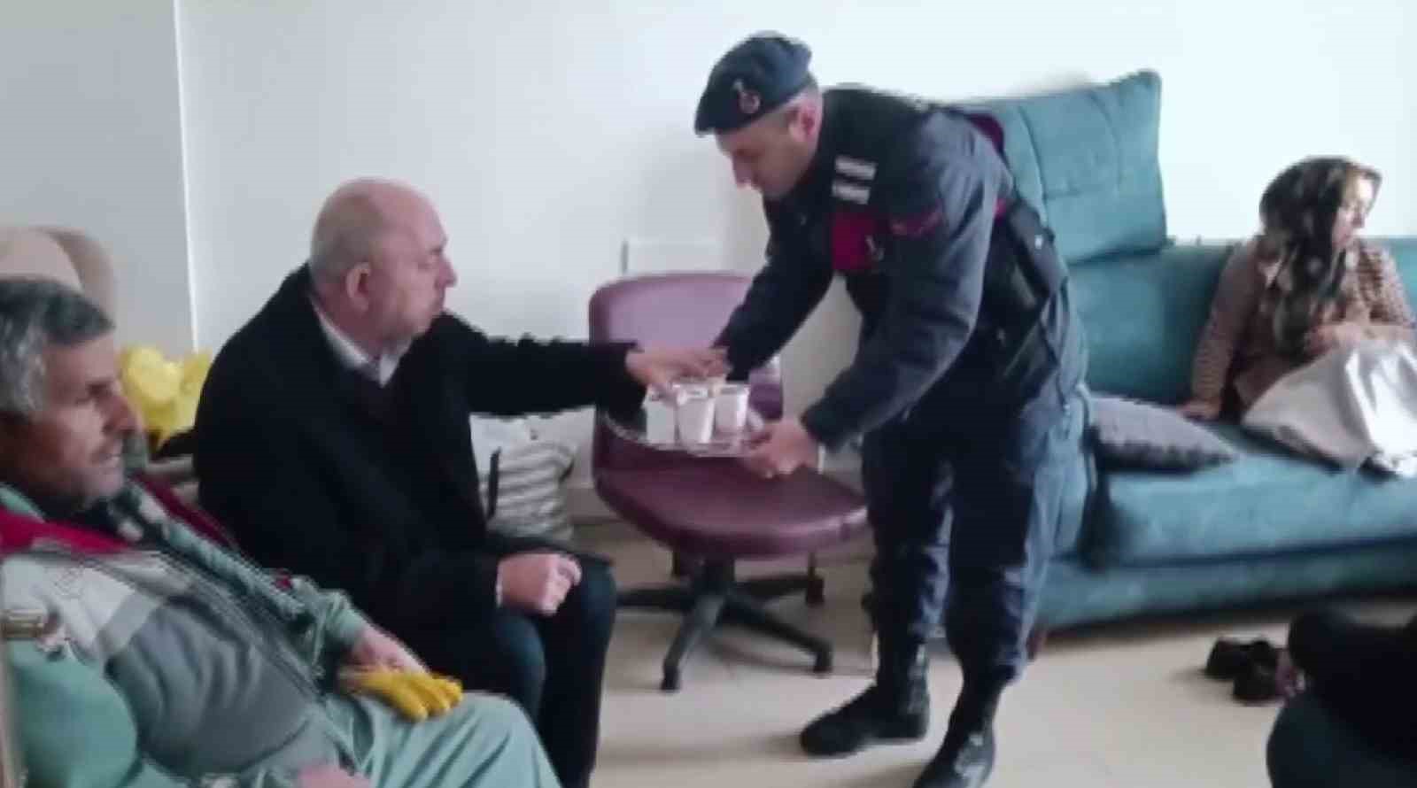 Karda mahsur kalanların imdadına Jandarma yetişti