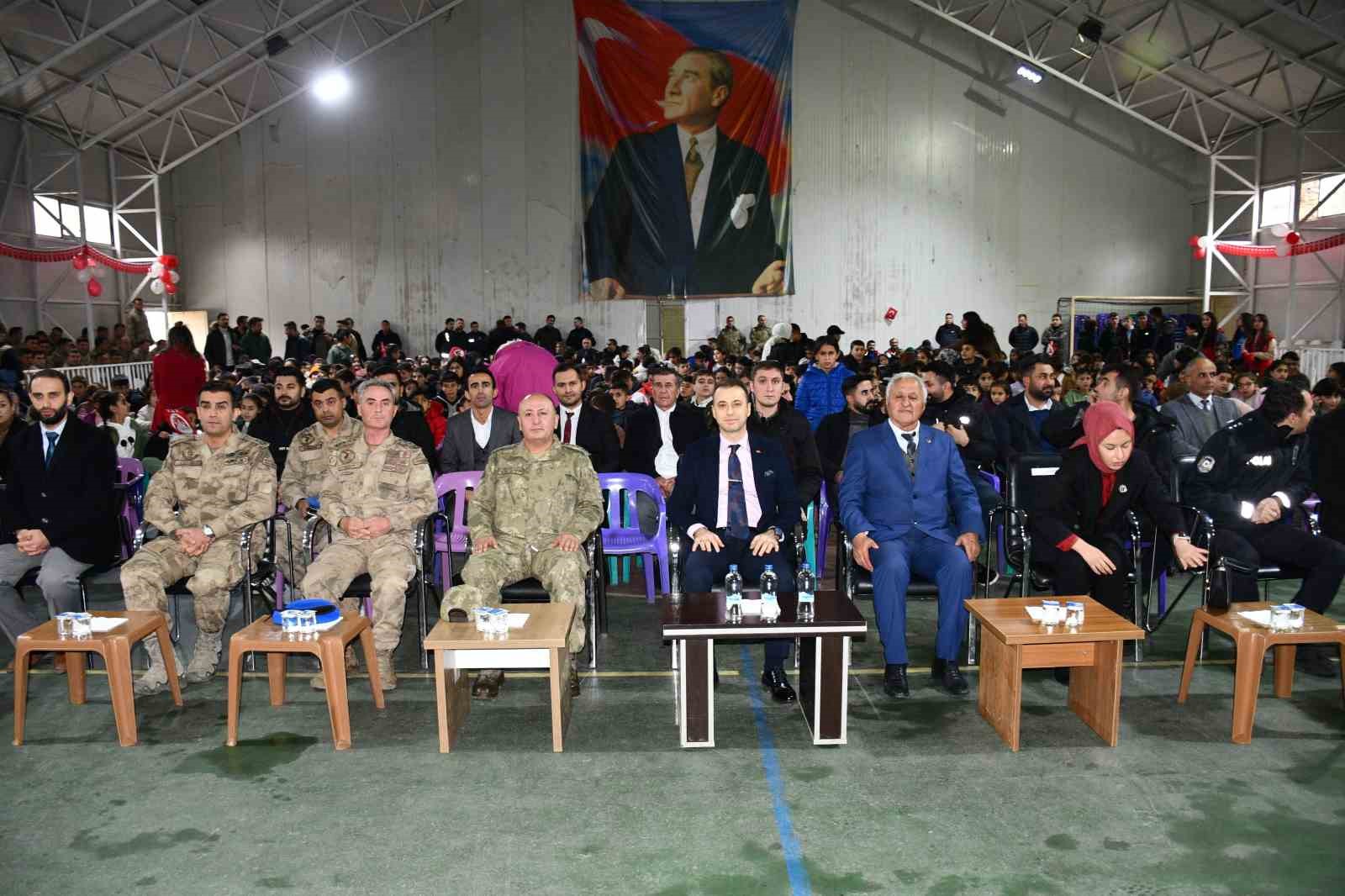 Askeri bando takımından sınırda g&ouml;rev yapan Mehmet&ccedil;ik ve &ouml;ğrencilere konser
