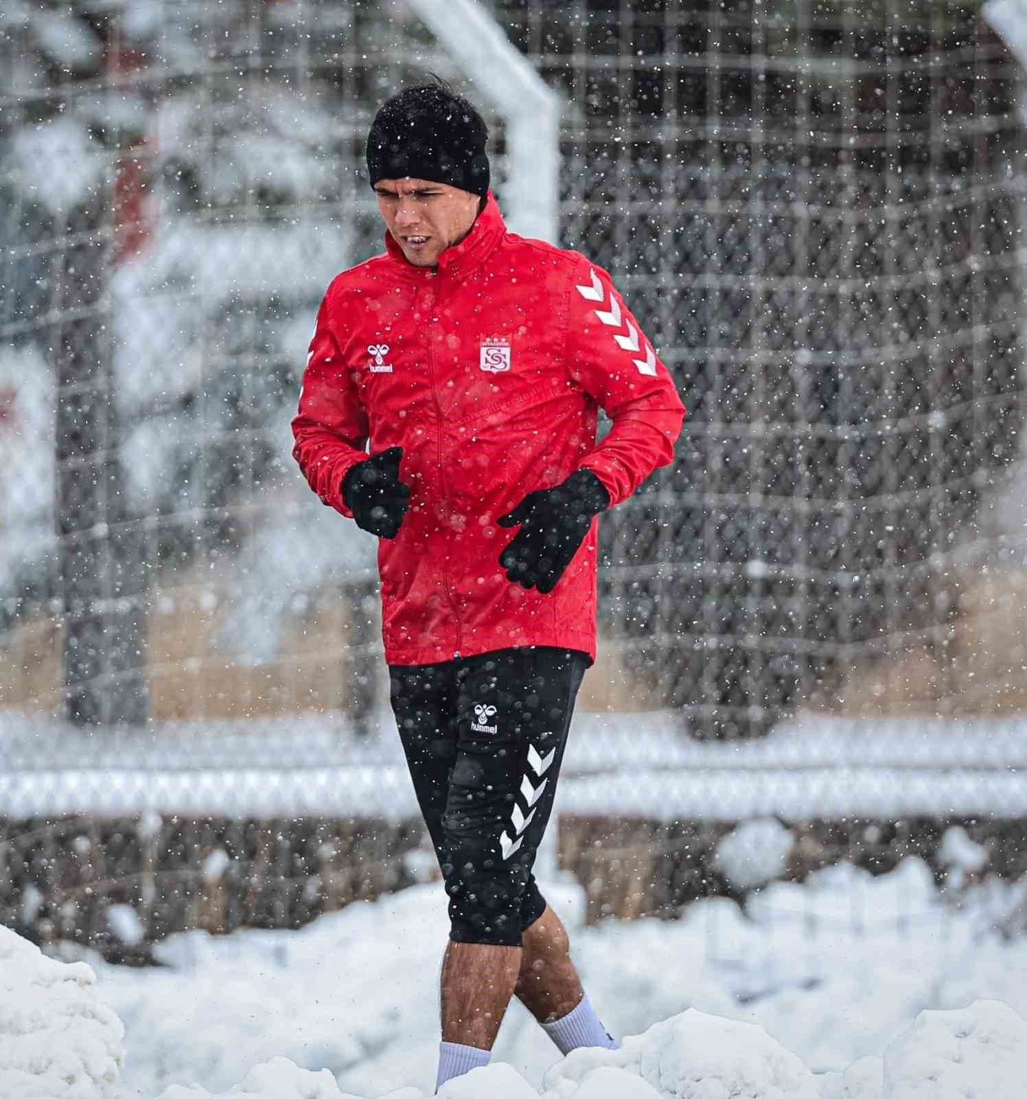 Sivasspor, kar altında &ccedil;alıştı
