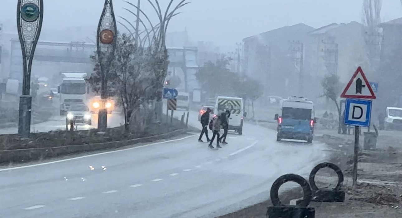 Y&uuml;ksekova&rsquo;da kar yağışı başladı
