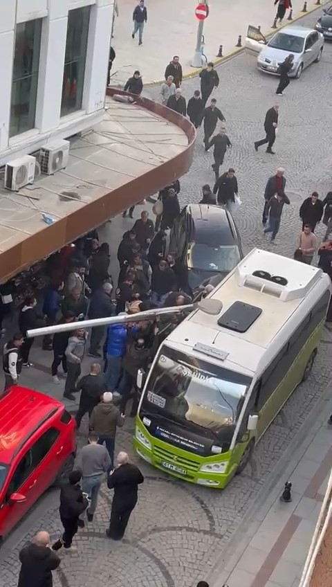 Aracın &ccedil;arptığı aydınlatma direği yayaların &uuml;zerine d&uuml;şt&uuml;: 6 yaralı
