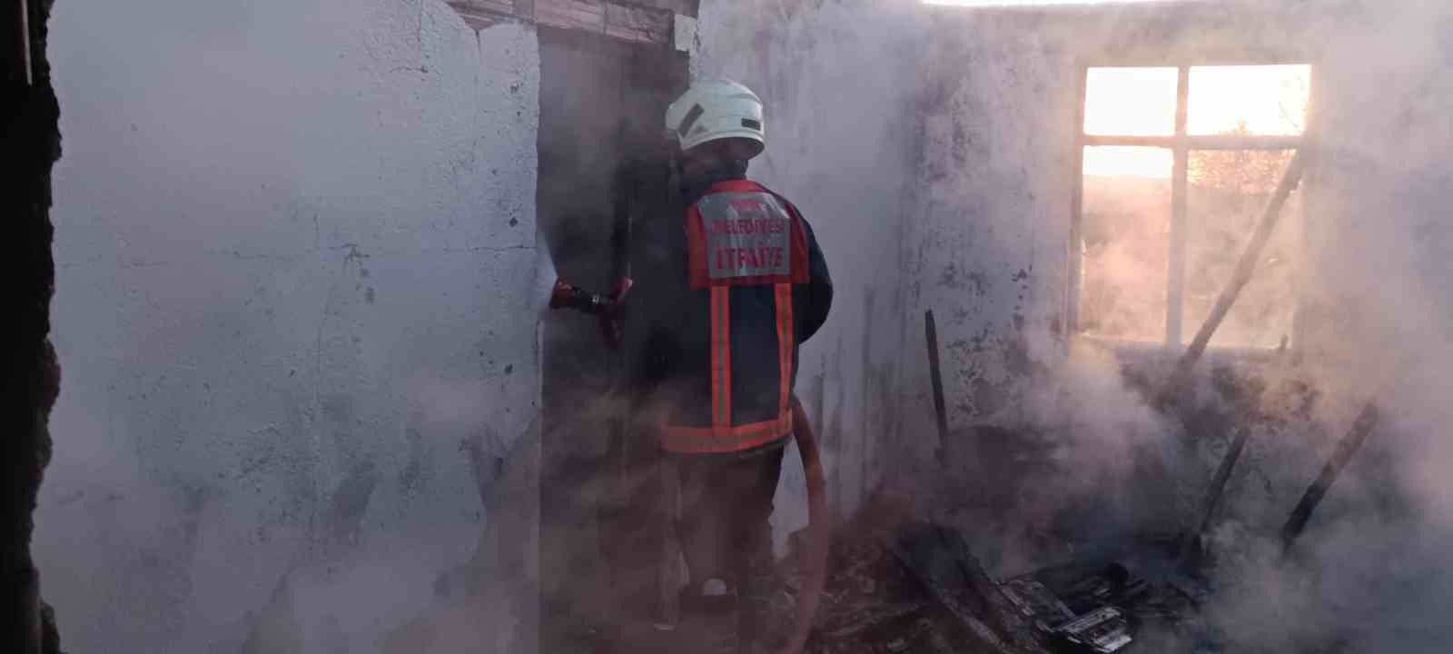 &Ccedil;an&rsquo;da k&ouml;y konağından &ccedil;ıkan yangın korkuttu
