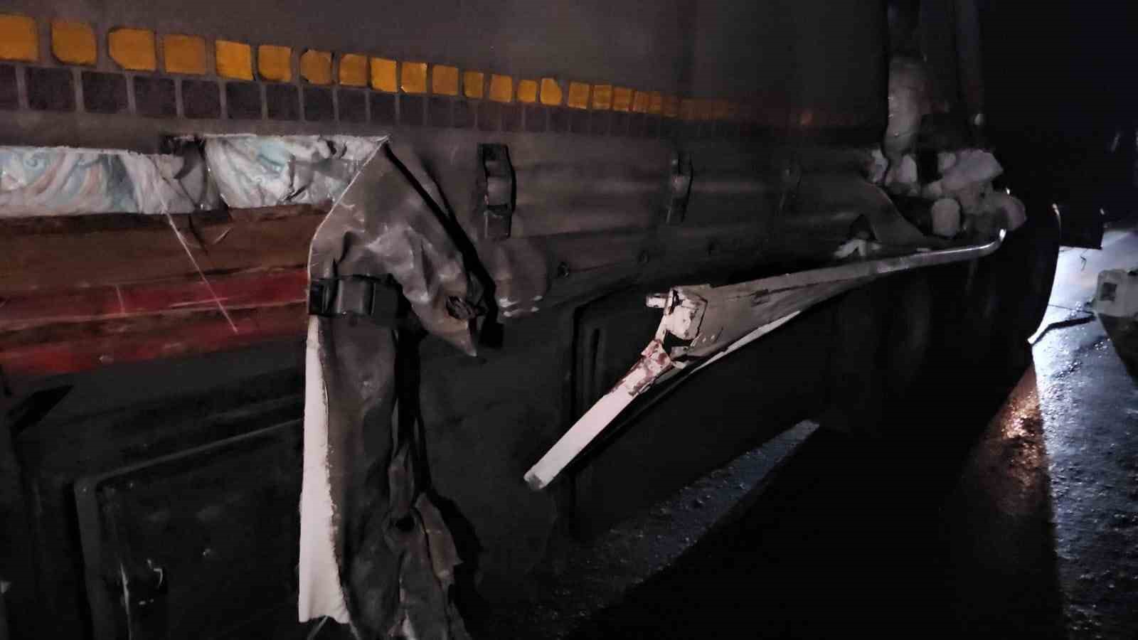 Buzlanan yolda kamyonet ile tır &ccedil;arpıştı
