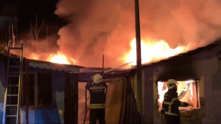 Edirne’de iş yeri alevlere teslim oldu
