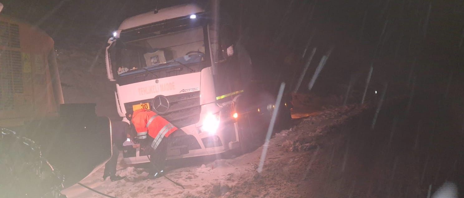Siirt&rsquo;te karda mahsur kalanlar kurtarıldı
