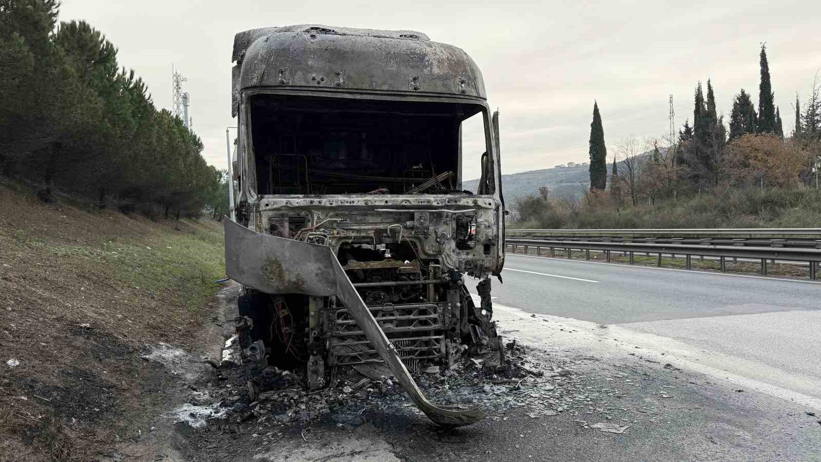 Otoyolda alev alan tırdan geriye demir yığını kaldı
