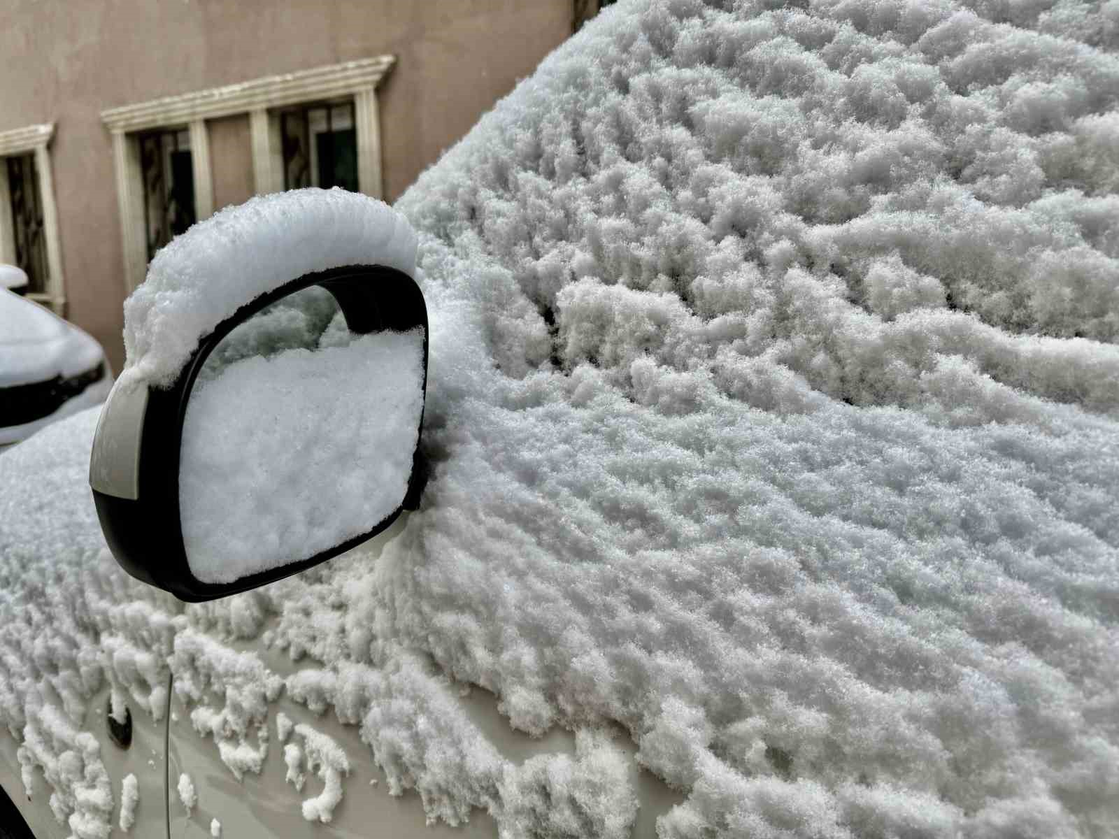 Ağrı mevsimin ilk karıyla beyaza büründü
