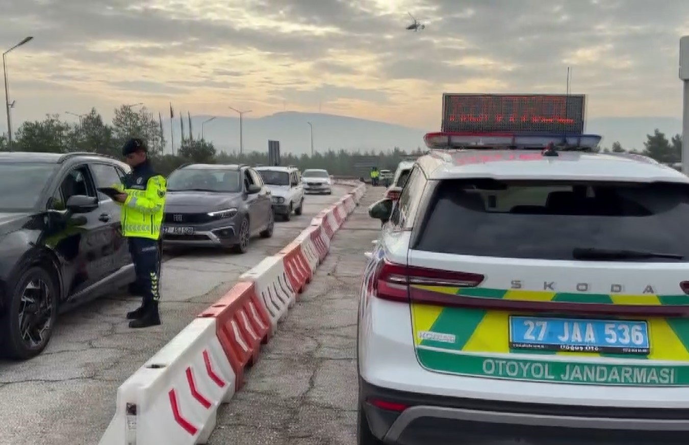 Gaziantep jandarmasından otoyolda cayrokopter destekli trafik denetimi
