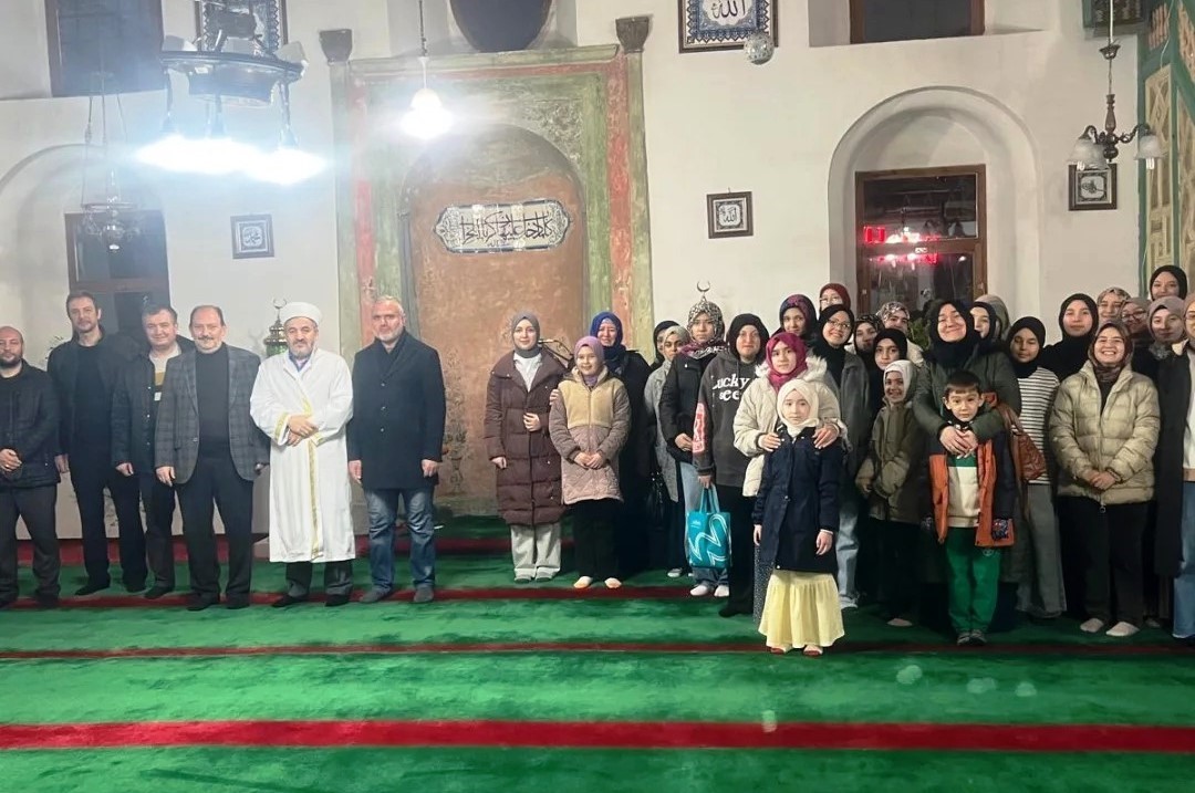 K&uuml;tahya Akşemsettin Kız Anadolu İmam Hatip Lisesi &ouml;ğrencileri sabah namazında buluştu
