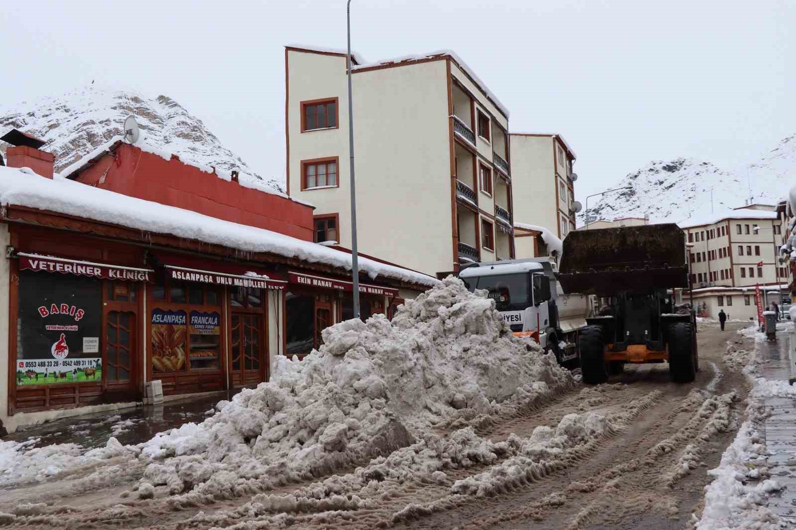 Kar yağarken bir yandan da temizleme &ccedil;alışmaları devam ediyor
