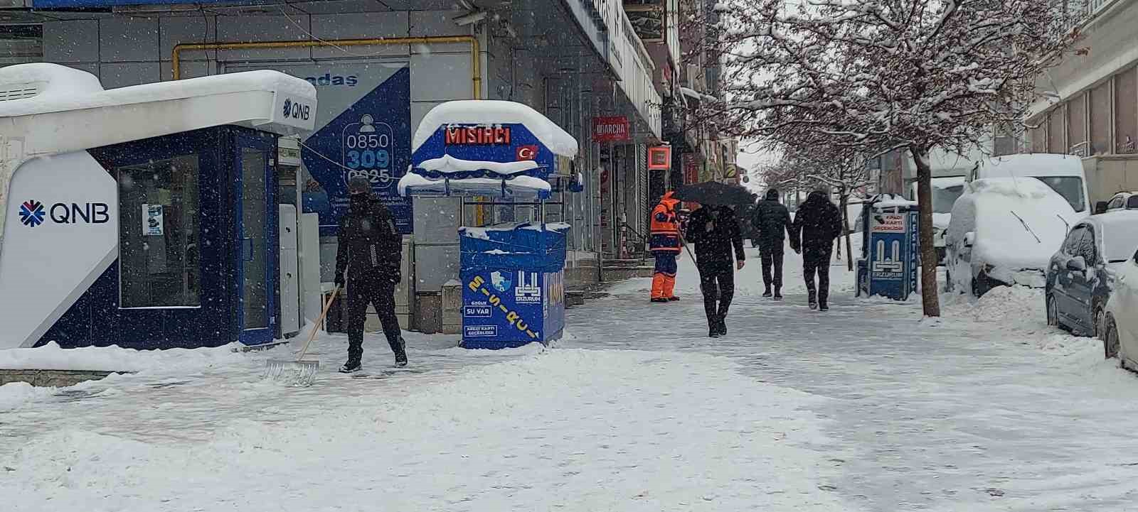 Kar Erzurum’u adeta esir aldı
