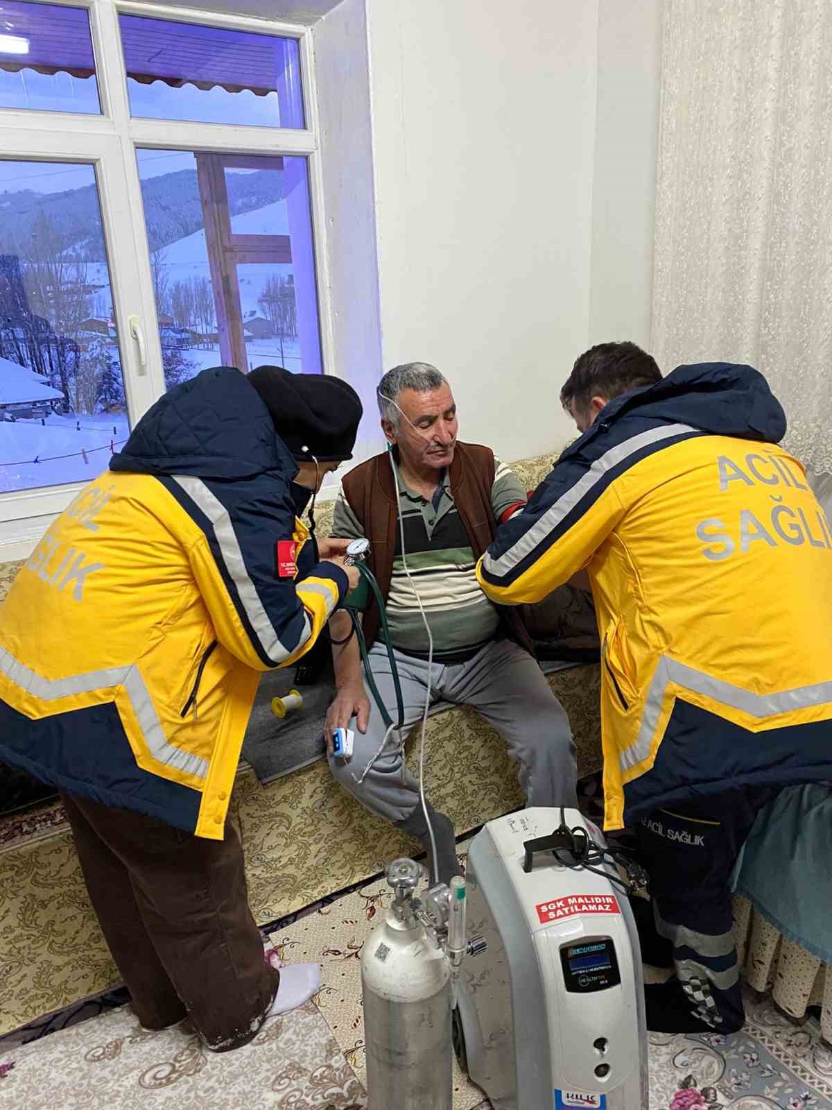 Bayburt’ta karlı dağları aşan paletli ambulanslar hastaların derdine derman oldu
