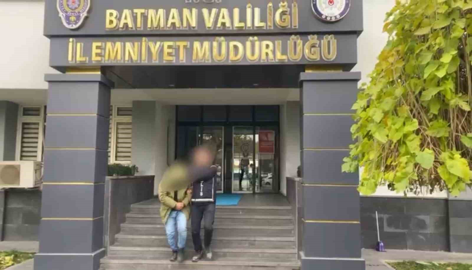 Zeytin kutularından balya balya uyuşturucu çıktı
