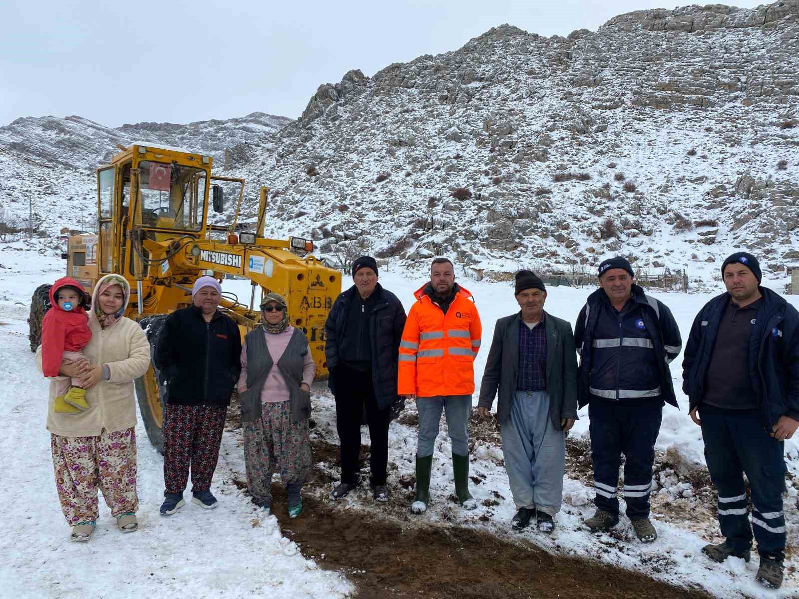 Antalya’da yaylada kardan mahsur kalan vatandaşlar büyükşehir ekipleri tarafından kurtarıldı