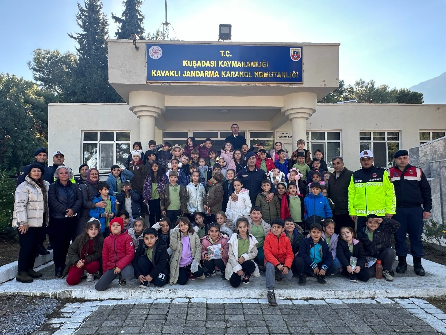 Jandarma minik öğrencilere doğa sevgisini anlattı
