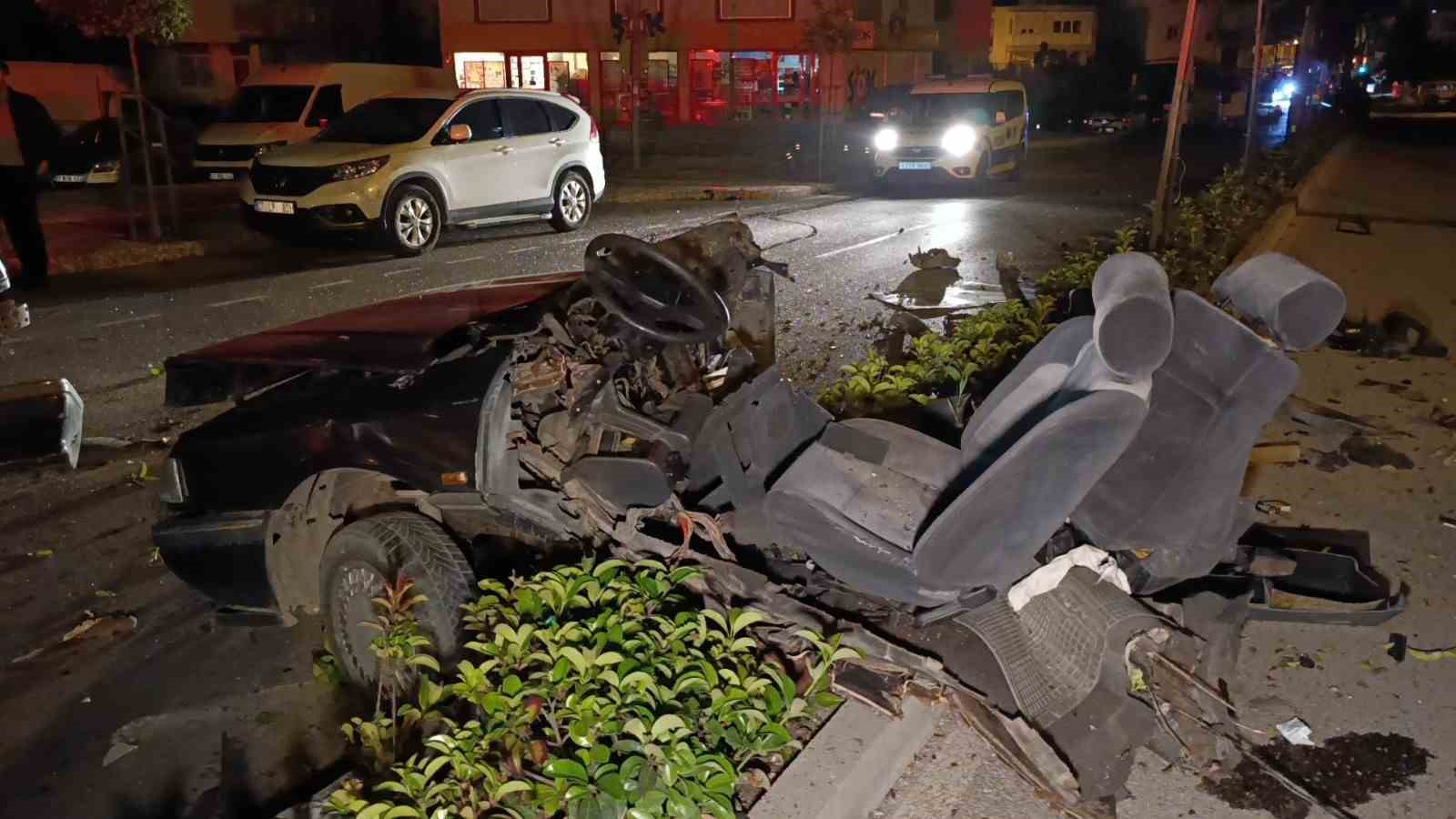 Aydınlatma direğine çarpan otomobil ikiye bölündü 17 yaşındaki genç kız hayatını kaybetti