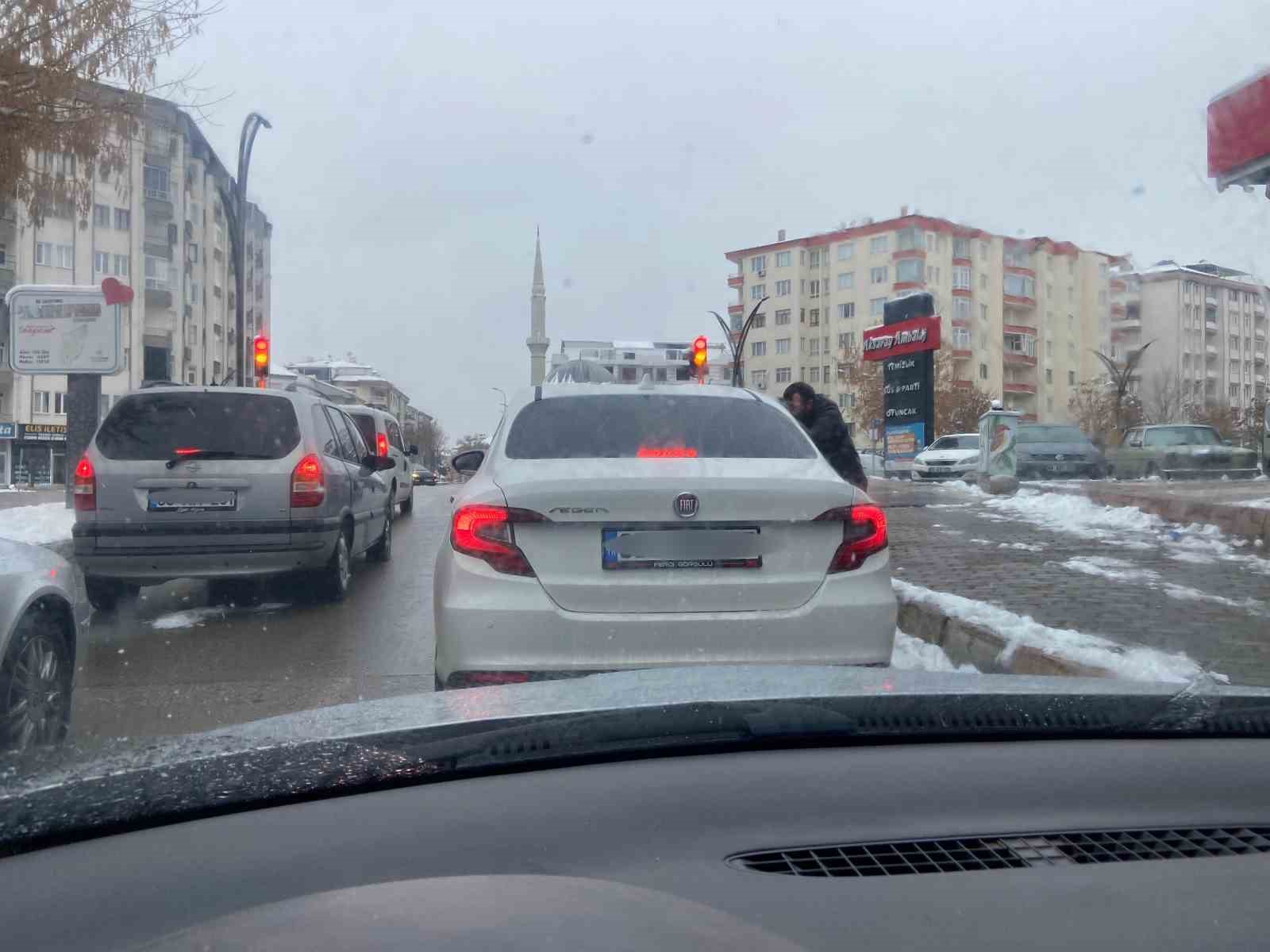 Aksaray’da trafik ışıklarında para isteyenler sürücüleri tedirgin ediyor