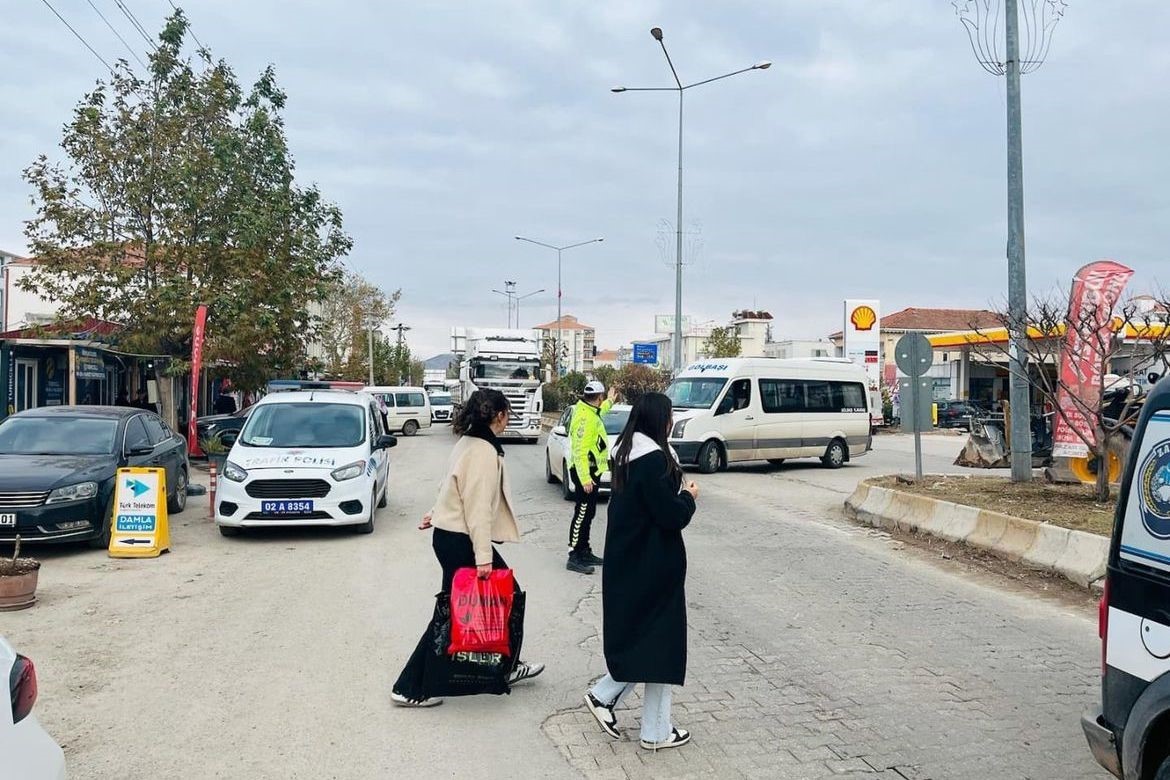 Gölbaşı’nda yayalara trafik eğitimi verildi