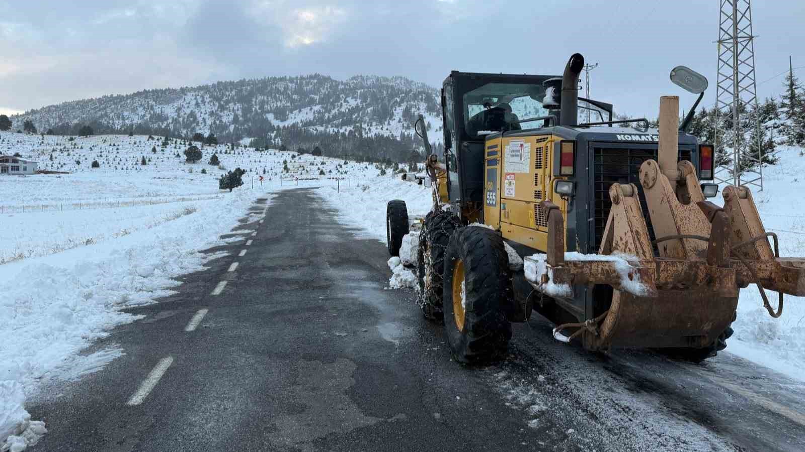 Büyükşehir, kar yağışı sonrası 203 mahalle yolunu açtı