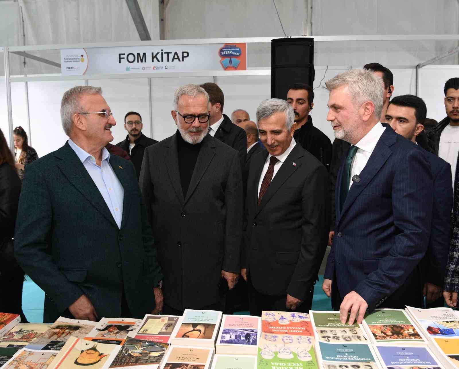 Depremzede şehir Kahramanmaraş’ta kitap fuarına yoğun ilgi