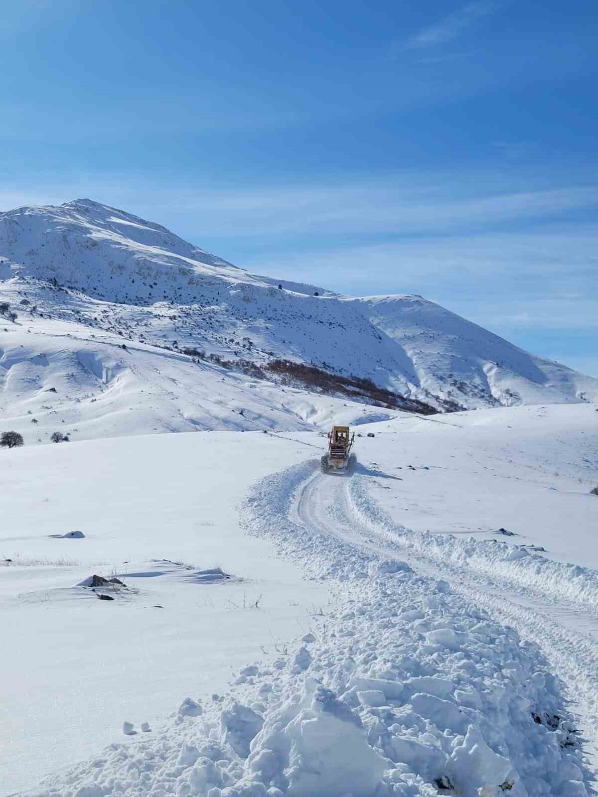 Büyükşehir’in kırsalda karla mücadelesi etkin şekilde sürüyor
