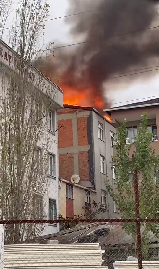 Başakşehir Altınşehir Mahallesi’ndeki 4 katlı binanın çatı katında yangın çıktı. Olay yerine çok sayıda itfaiye ekibi sevk edildi.