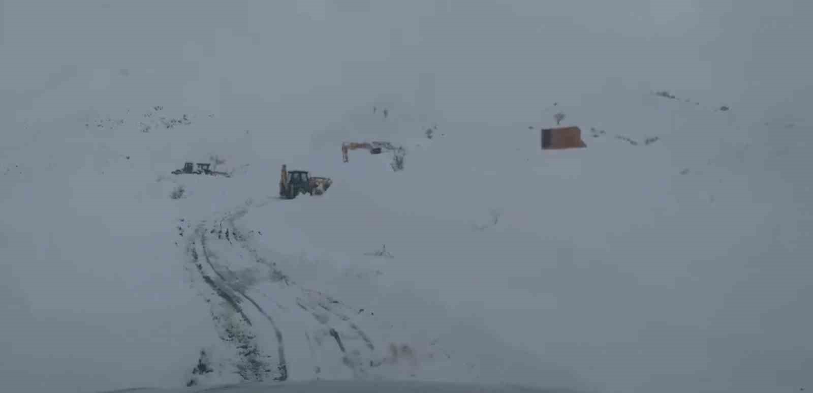 Siirt’te kardan kapanan yolda çalışmalar devam ediyor