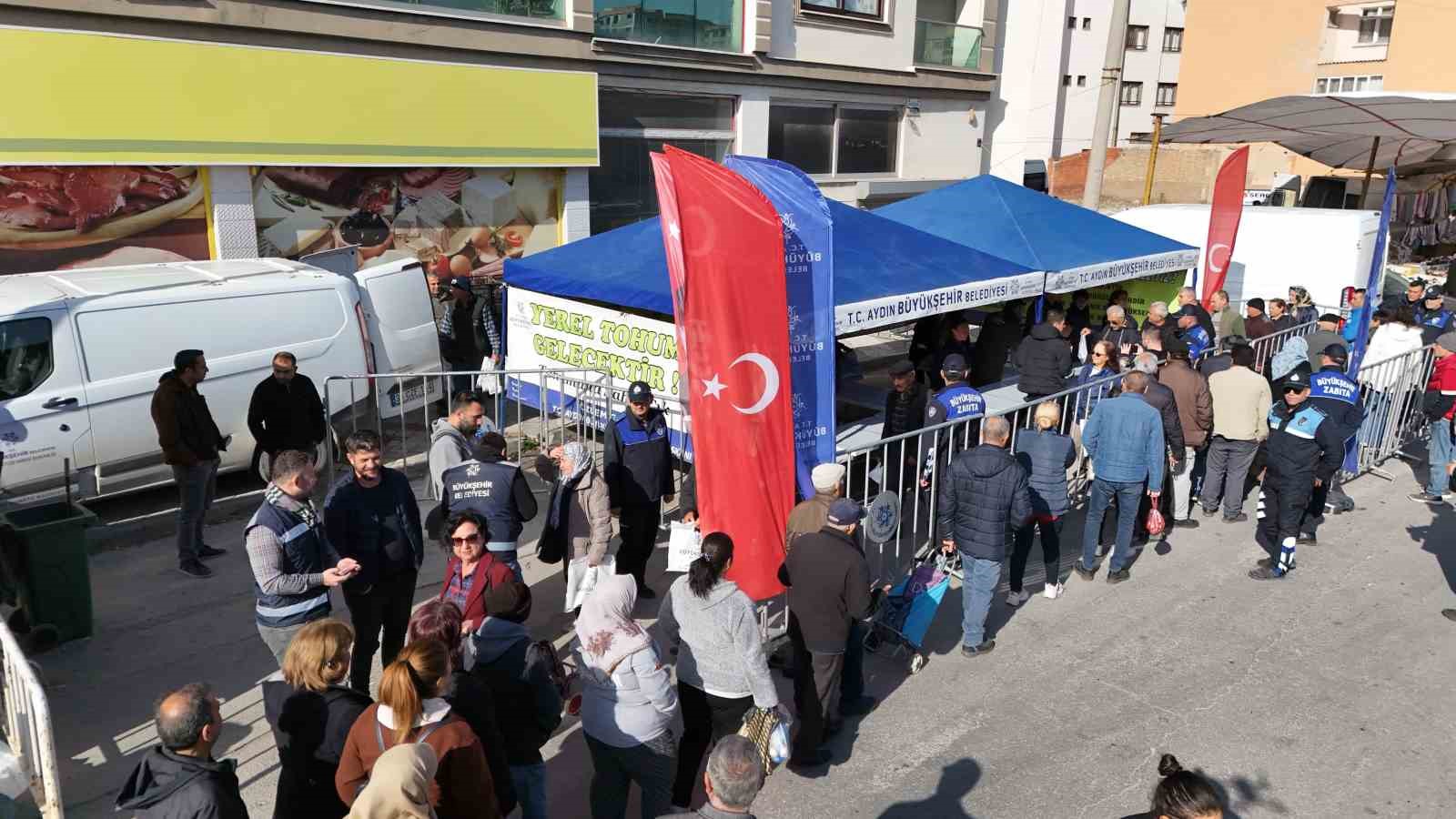 Aydın Büyükşehir Belediyesi’nin ürettiği fideler Sökeli vatandaşlara dağıtıldı
