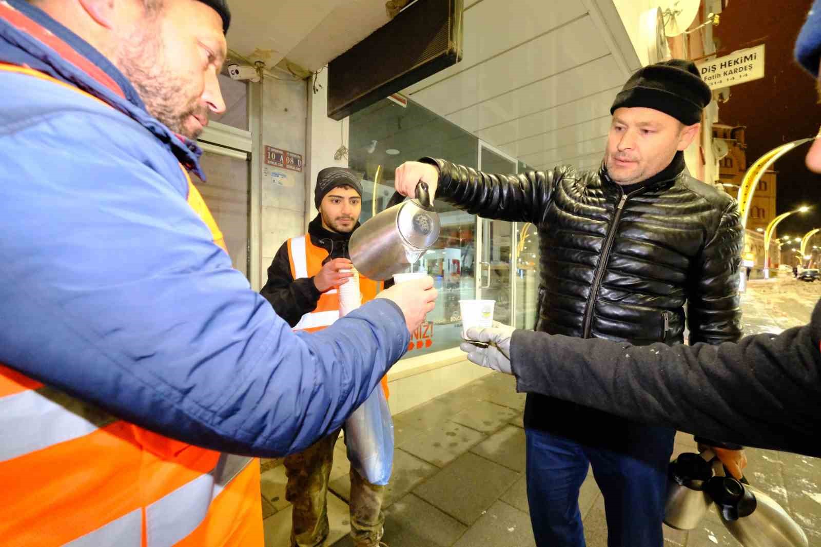 Akdağmadeni’nde yoğun kar mesaisi devam ediyor
