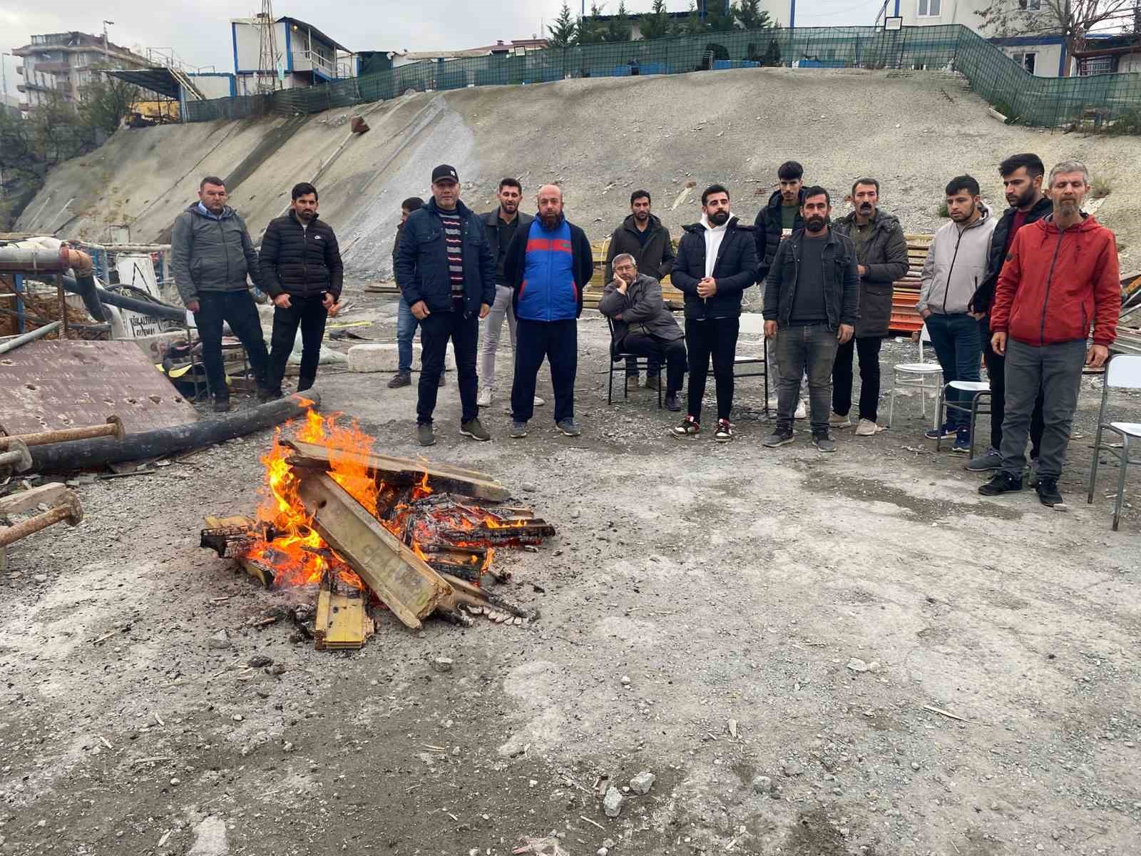 Ümraniye metro inşaatında paralarını alamayan işçilerden eylem
