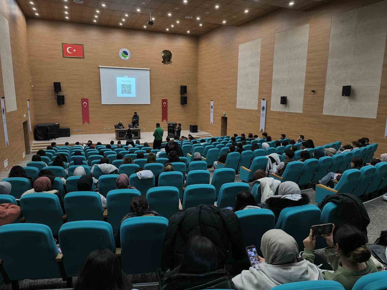 Fenomen muhtar hayatını anlattı, öğrenciler kayda aldı
