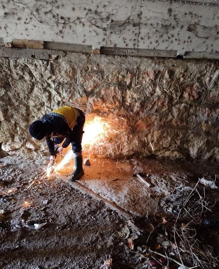 Kanalizasyon giderine sıkışan yavru k&ouml;pek kurtarıldı, annesi ekiplere adeta teşekk&uuml;r etti
