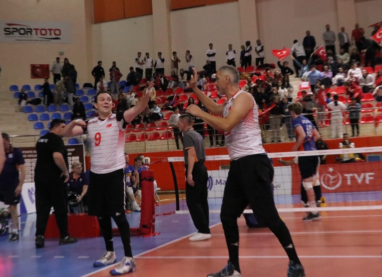 Evde baba, okulda hoca, sahada kaptan: Yılmaz ailesinin başarı &ouml;yk&uuml;s&uuml;
