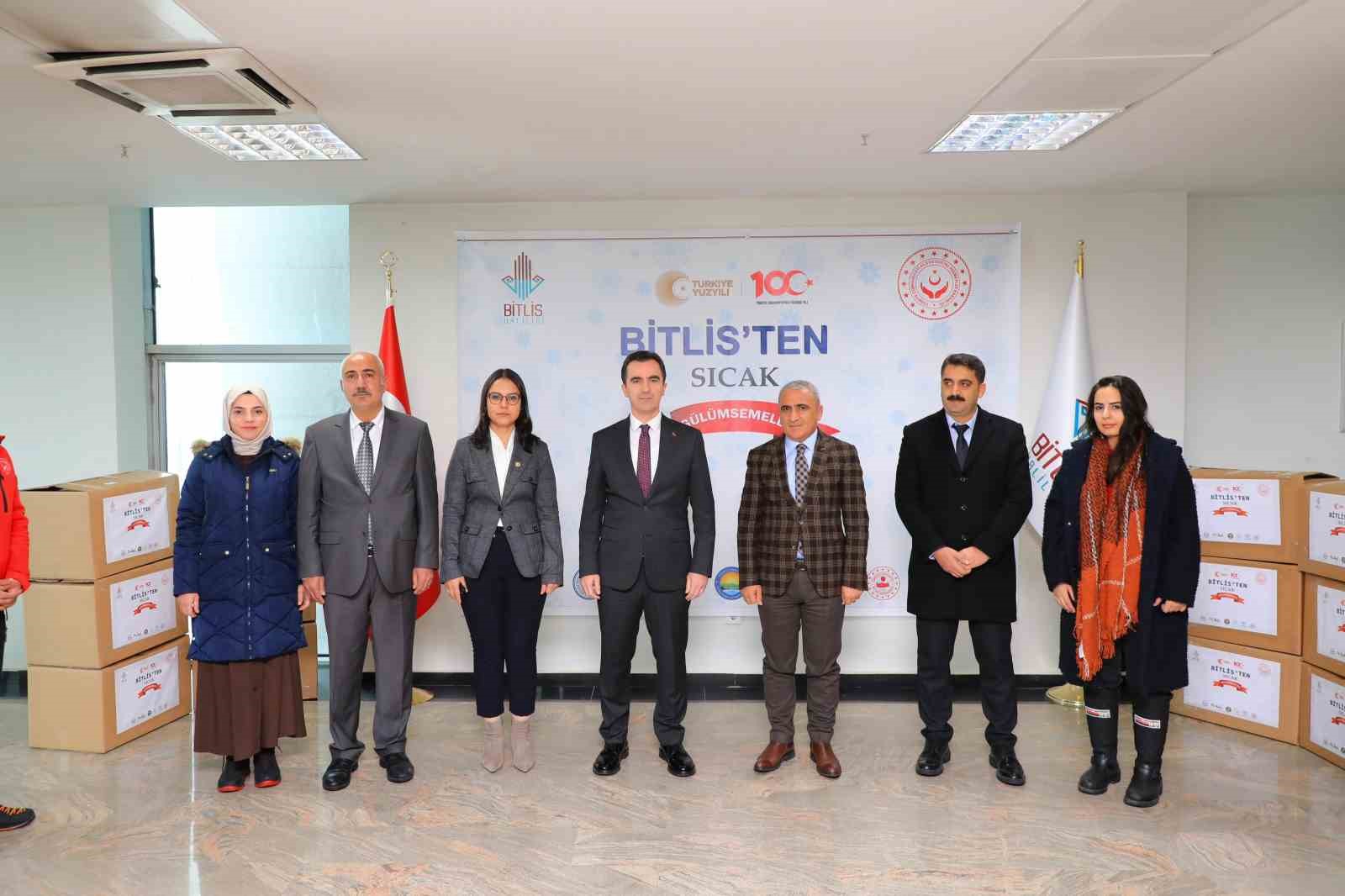 Bitlis&rsquo;te &ouml;ğrencilere mont ve bot yardımı
