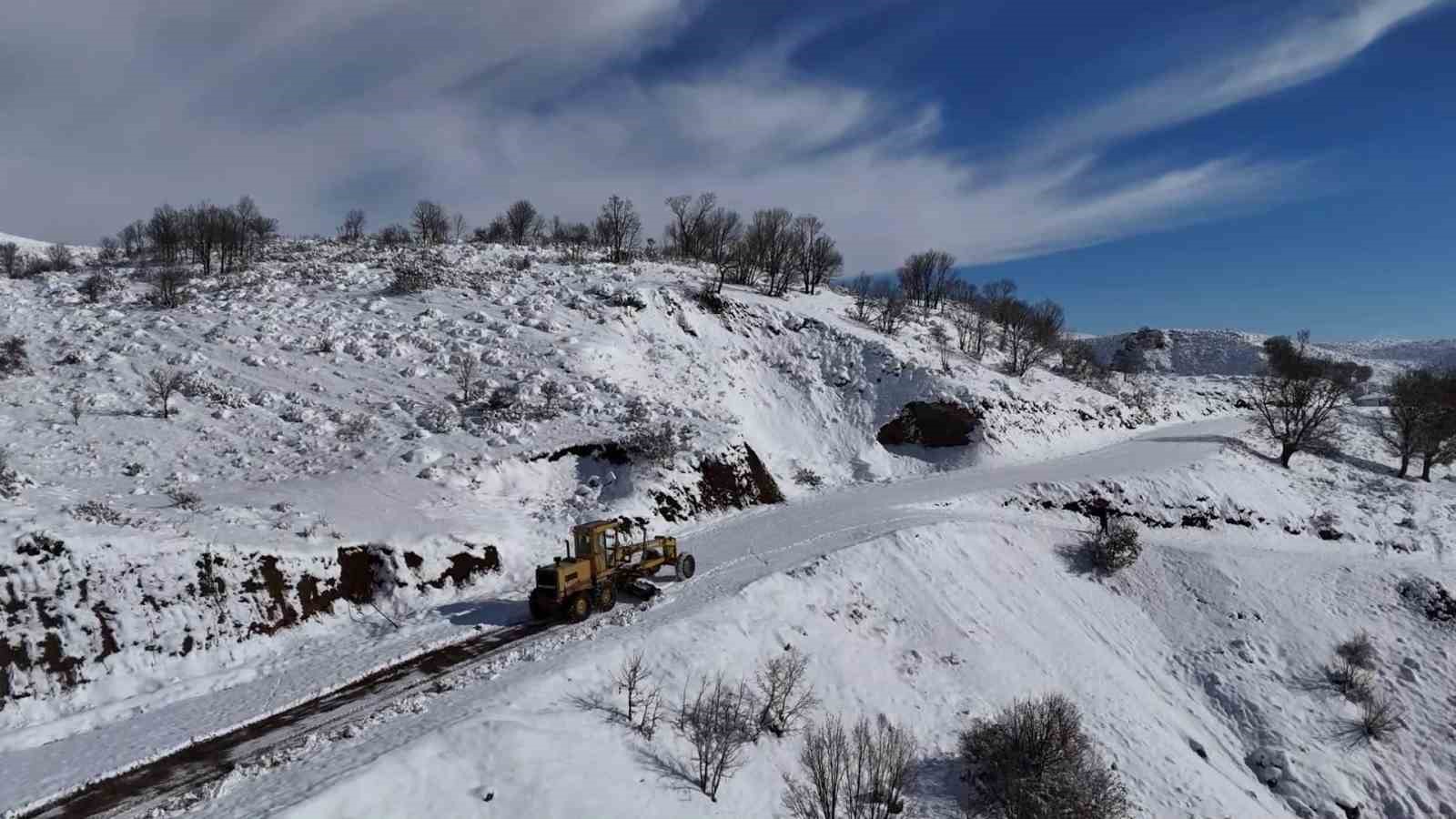 Bing&ouml;l&rsquo;de kar nedeni ile kapanan 54 k&ouml;y yolunun a&ccedil;ılması i&ccedil;in &ccedil;alışmalar s&uuml;r&uuml;yor
