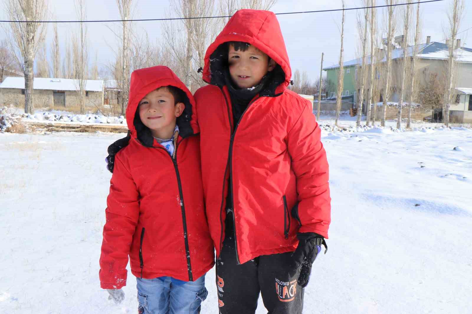 &Ccedil;ocuklar karın keyfini kartopu oynayarak &ccedil;ıkardı
