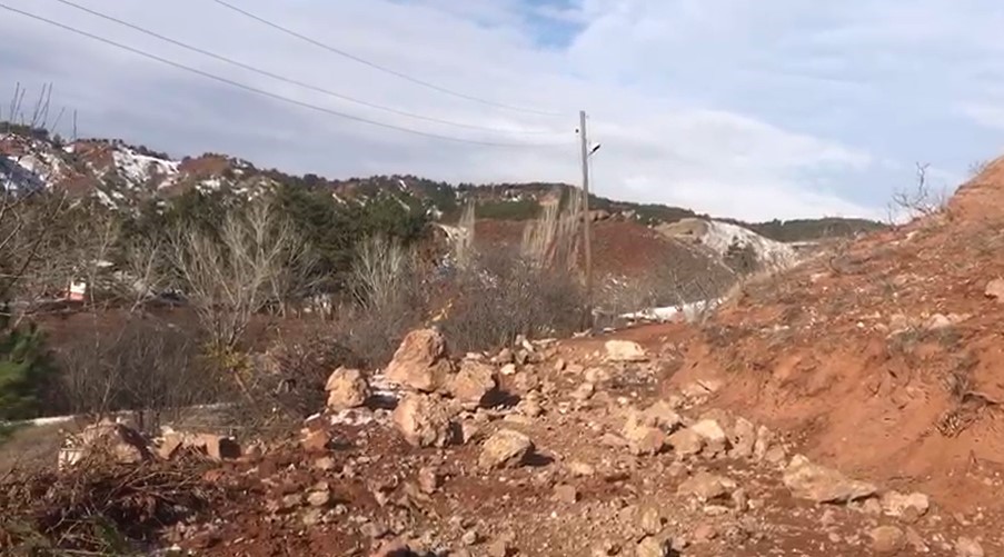 Çankırı’da heyelan köy yolunu ulaşıma kapattı