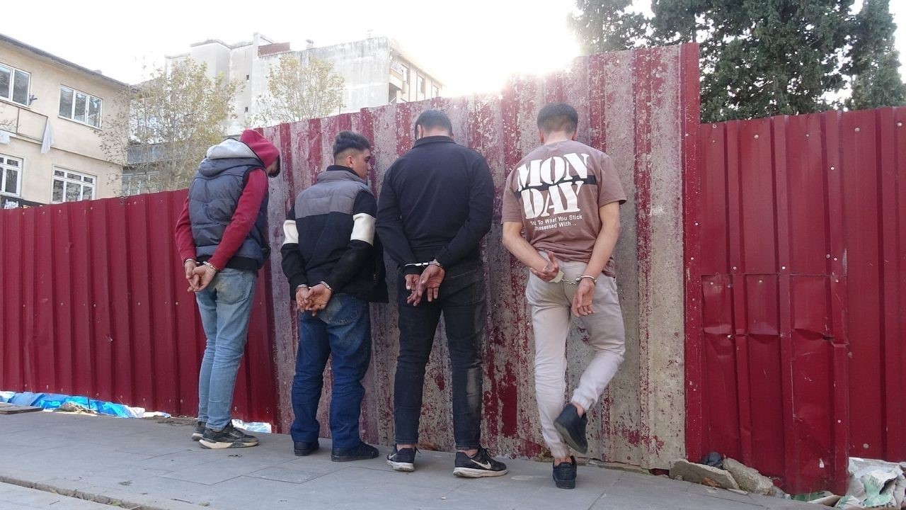 &rsquo;Dur&rsquo; ihtarına uymayıp ka&ccedil;an s&uuml;r&uuml;c&uuml;n&uuml;n aracından uyuşturucu &ccedil;ıktı
