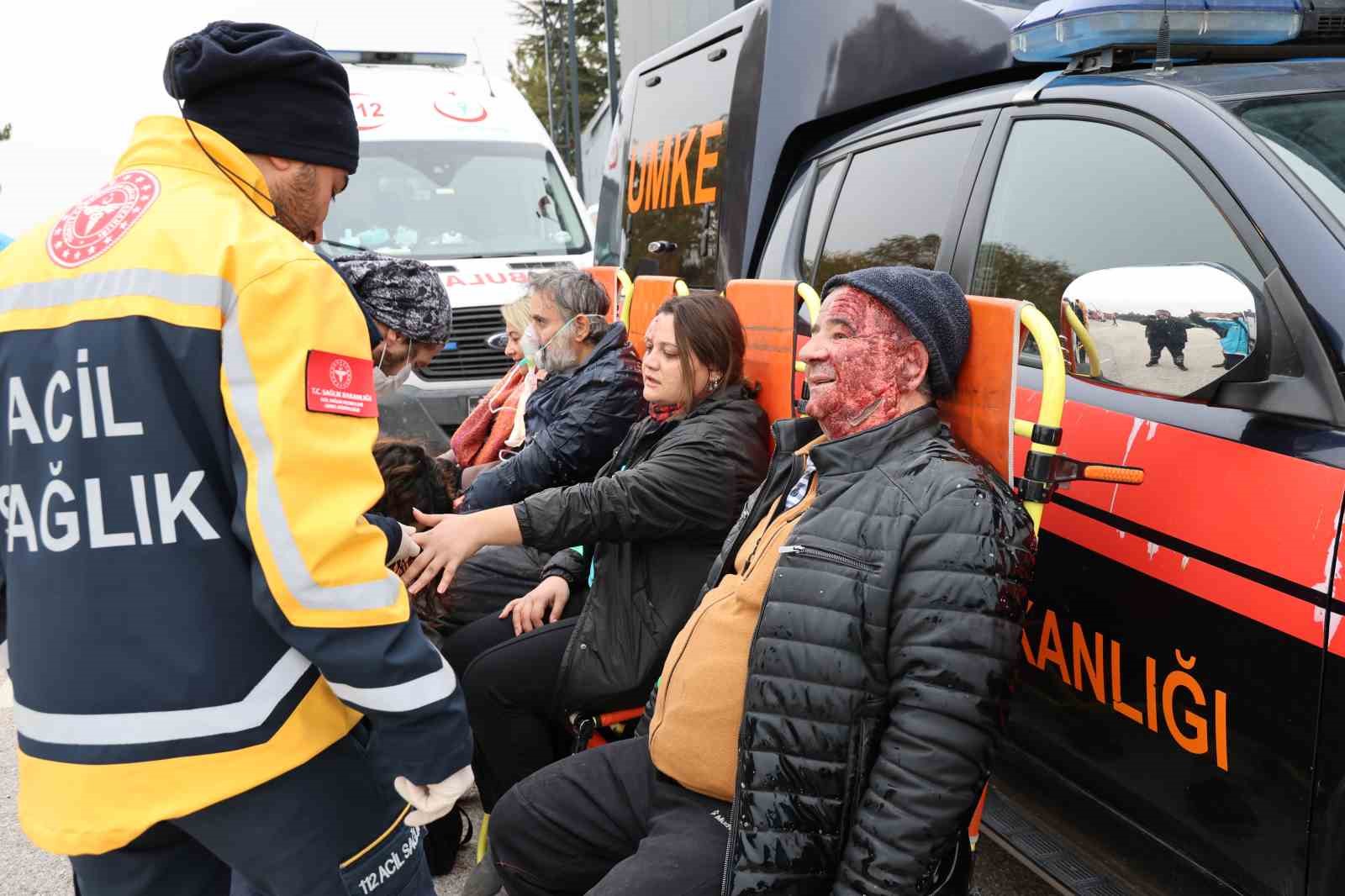 Eskişehir&rsquo;de 6,5 b&uuml;y&uuml;kl&uuml;ğ&uuml;nde deprem i&ccedil;in ger&ccedil;eği aratmayan tatbikat
