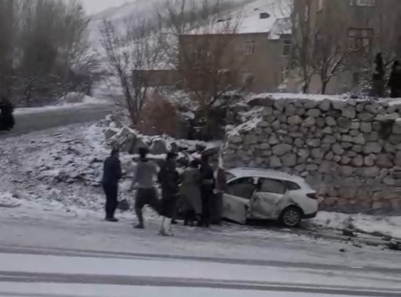Y&uuml;ksekova&rsquo;da iki ara&ccedil; kafa kafaya &ccedil;arpıştı: 4 yaralı
