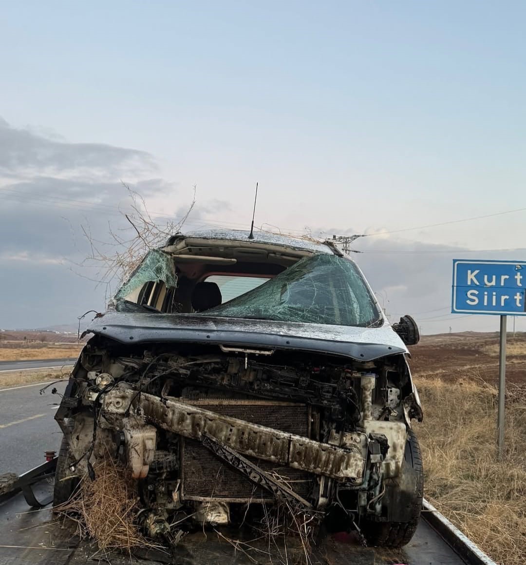 Kurtalan&rsquo;da seyir halindeki ara&ccedil; takla attı: 4 yaralı
