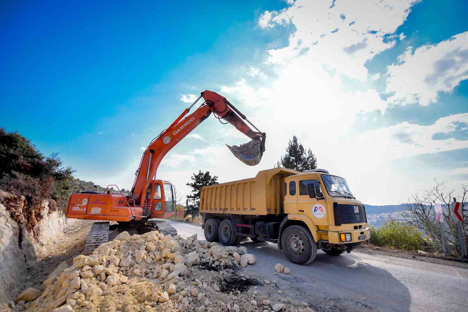 Erdemli’de 17 kilometrelik yolda genişletme çalışmaları sürüyor