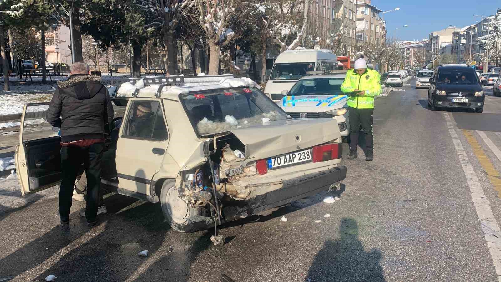 Geri manevra yapan otomobil hafif ticari araçla çarpıştı: 1 yaralı
