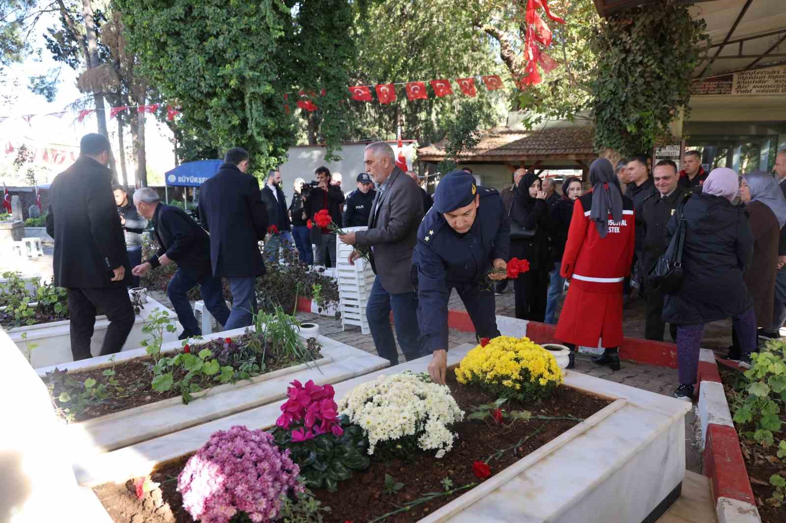 Şehit babası oğlunun kabrinin başından bir gün olsun ayrılmıyor
