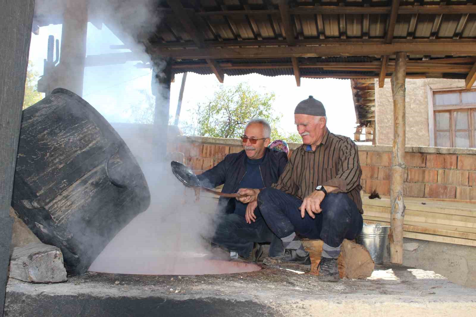 Üzüm sıkma makinesi ile pekmez kazanları kaynıyor
