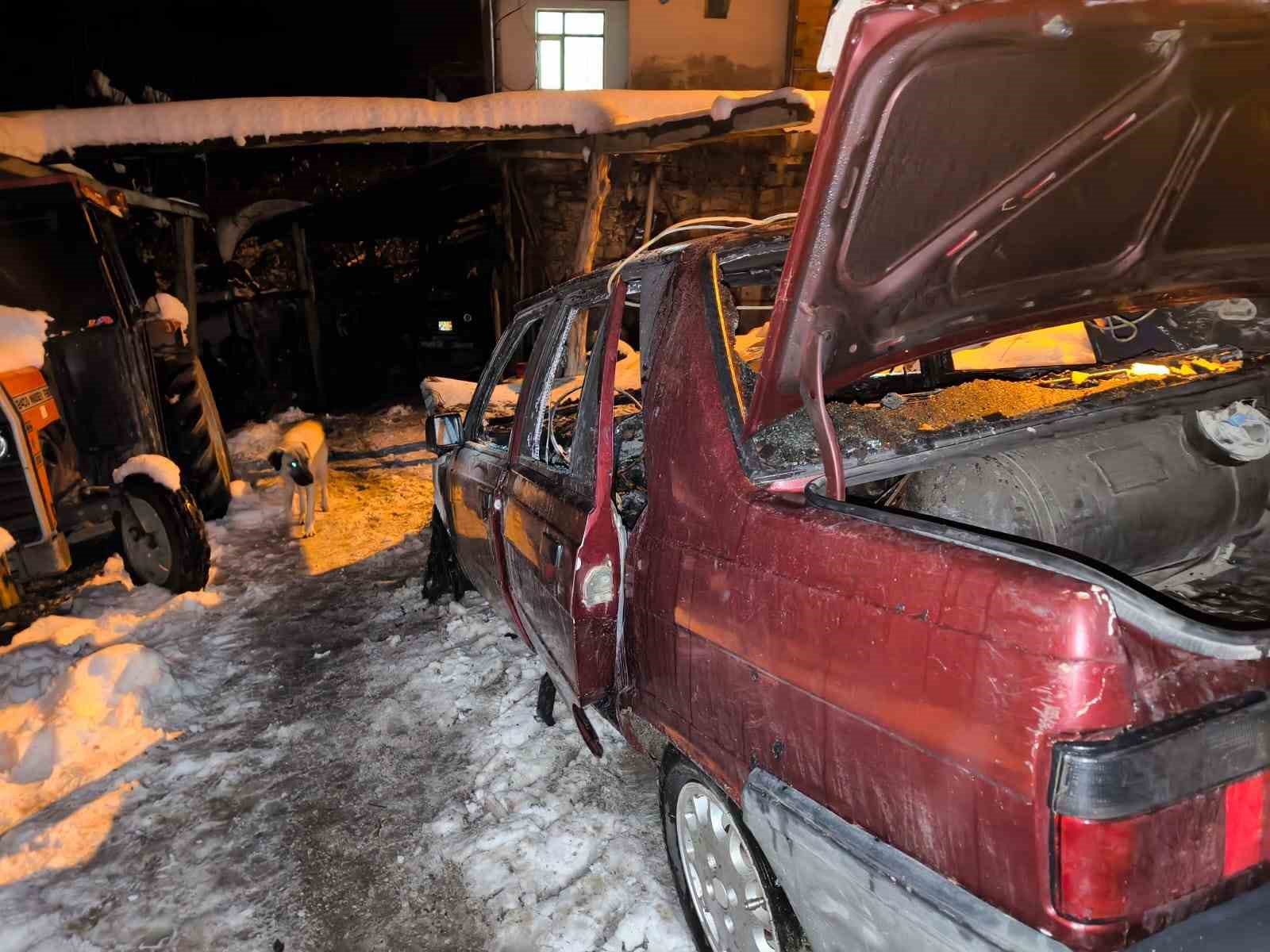 Otomobilde çıkan yangında ev ve traktör zarar gördü
