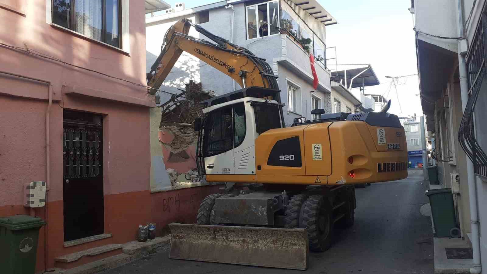 Tehlike saçan metruk bina yıkıldı